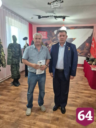 Саратовский Герой России наградил волонтеров за содействие СВО 